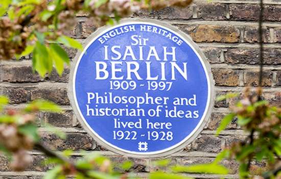 A close of the blue plaque dedicated to Sir Isaiah Berlin 
